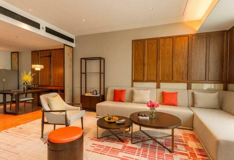 Deluxe Suite King Bed, Pullman Huizhou Kaisa