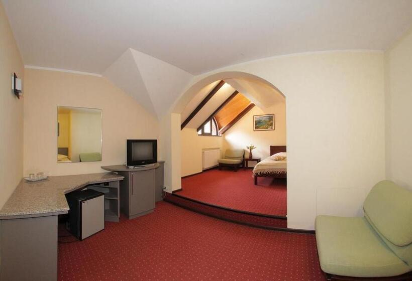 标准三人间, Victoria