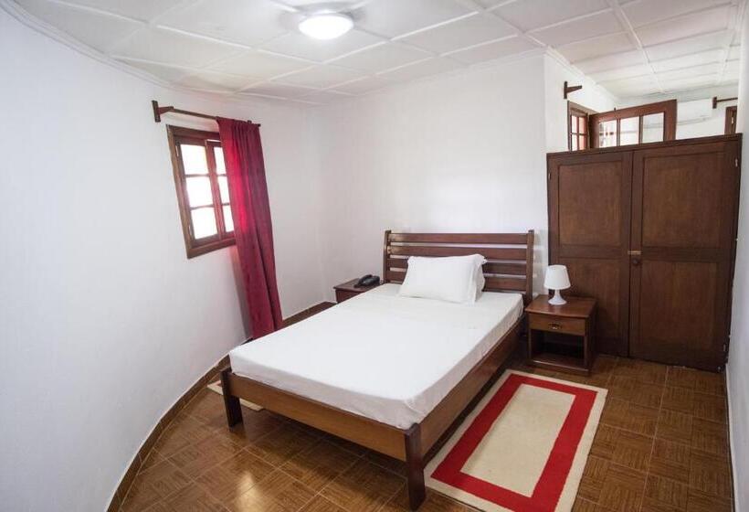 بانگلوی استاندارد, Praia Accommodation