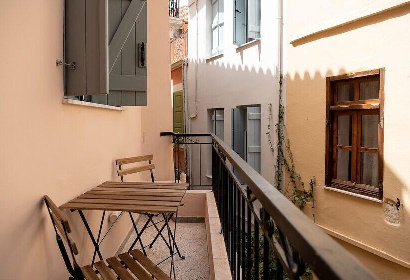 سوییت جونیور با بالکن, Aoria Estate Old Port