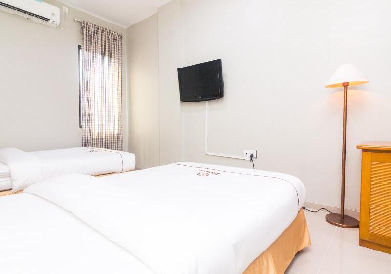 Quarto Deluxe, Capital O 1867 Kara Guest House
