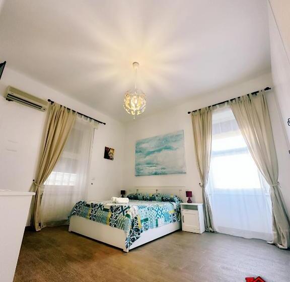 سوییت خانوادگی, Guest House La Maddalena