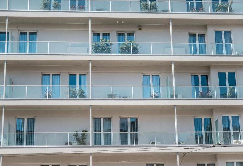 Escritório Estándar, Pinacota Suites Athens