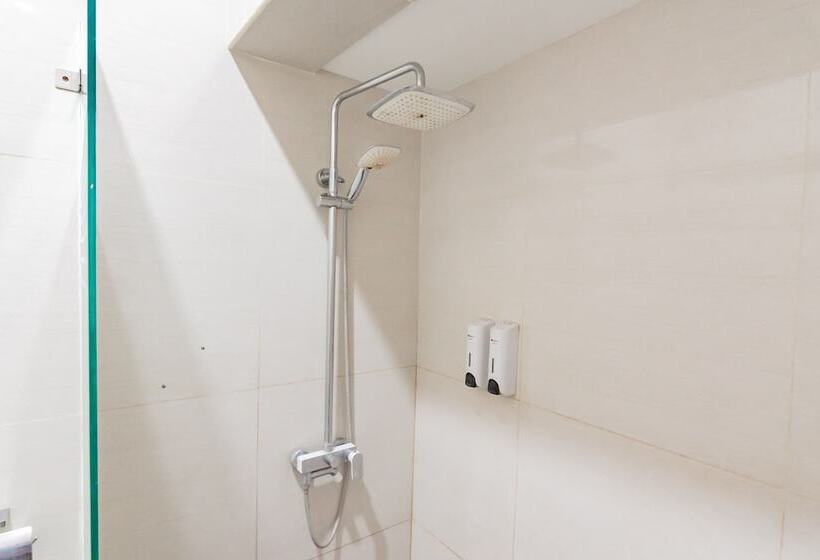 Номер Deluxe, Reddoorz Plus @ Point Phila Cihampelas