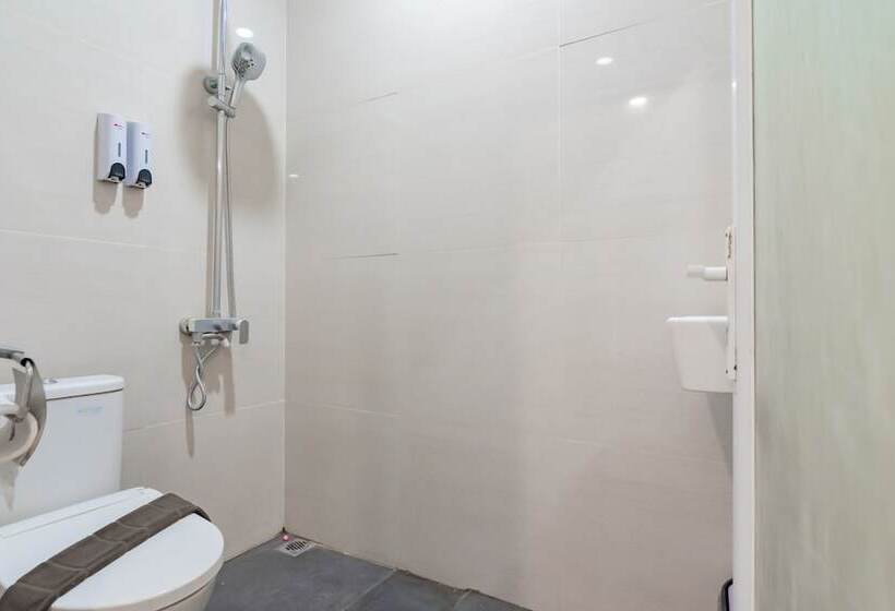 Номер Economy, Reddoorz Plus @ Point Phila Cihampelas