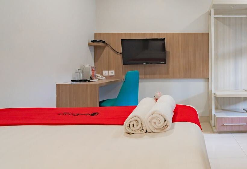 Номер Economy, Reddoorz Plus @ Point Phila Cihampelas