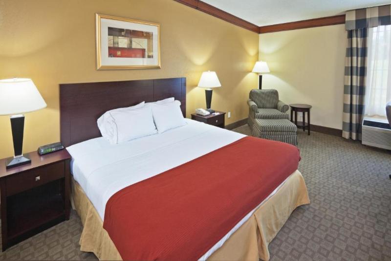 스위트 킹사이즈 침대, Days Inn & Suites By Wyndham Tahlequah