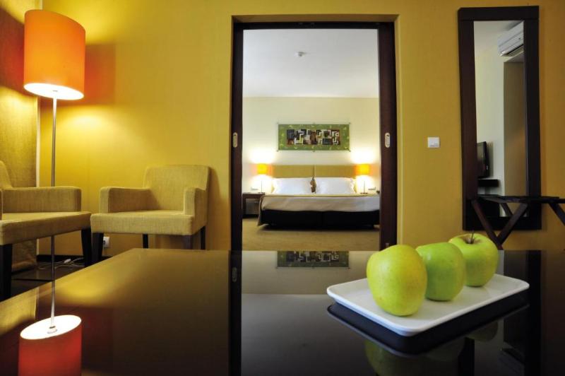 스위트 킹사이즈 침대, Holiday Inn Express & Suites Quincy I 10, An Ihg