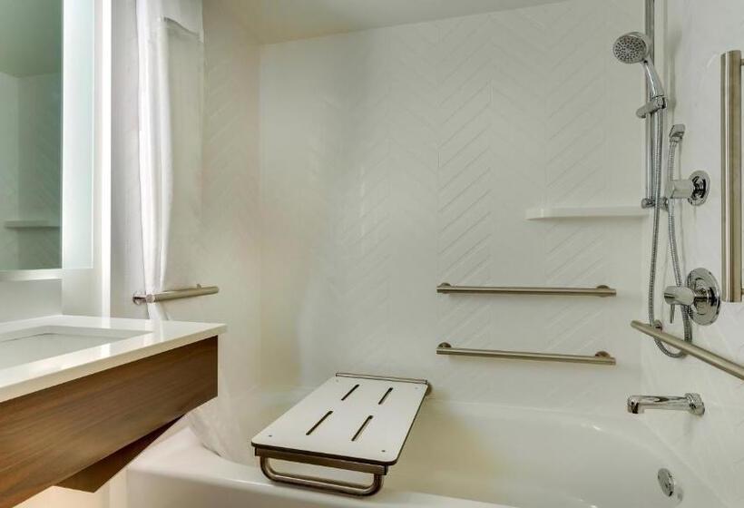 Номер Стандарт Кровать Кинг Адаптированный для Инвалидов, Holiday Inn Staunton Conference Center, An Ihg