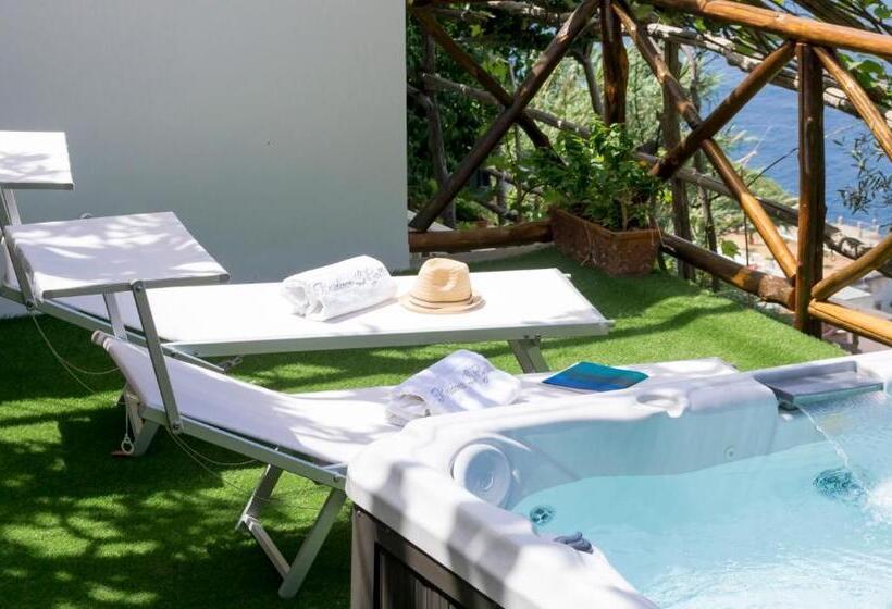اتاق لوکس با بالکن و چشم‌انداز دریا, Residence Lì Galli