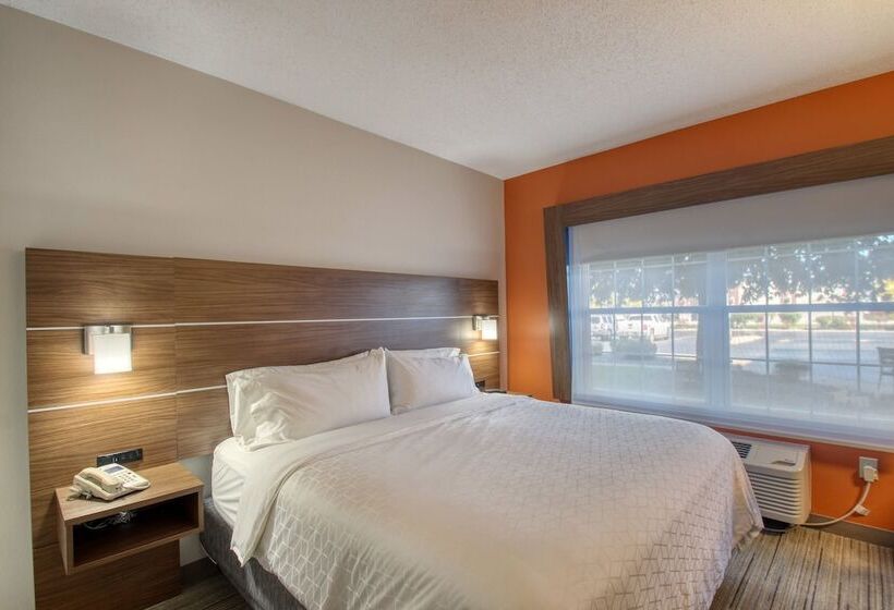 Номер Стандарт, Holiday Inn Express Hotel & Suites Oshkosh   State Route 41, An Ihg