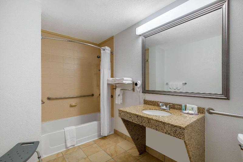 חדר סטנדרט עם מיטת קינג, Quality Inn Clute Freeport