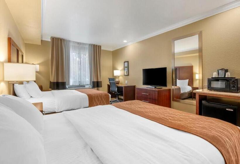 带2个双人床的标准工作室, Comfort Inn Arcata