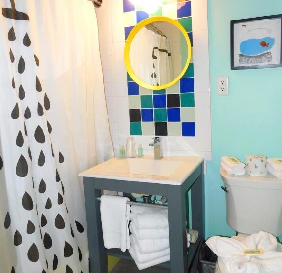 Студия Deluxe, The Jolly Roger Motel