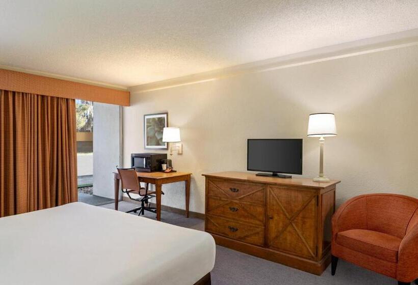 Номер Стандарт Кровать Кинг Адаптированный для Инвалидов, Baymont By Wyndham Daytona Beach   Intl Speedway