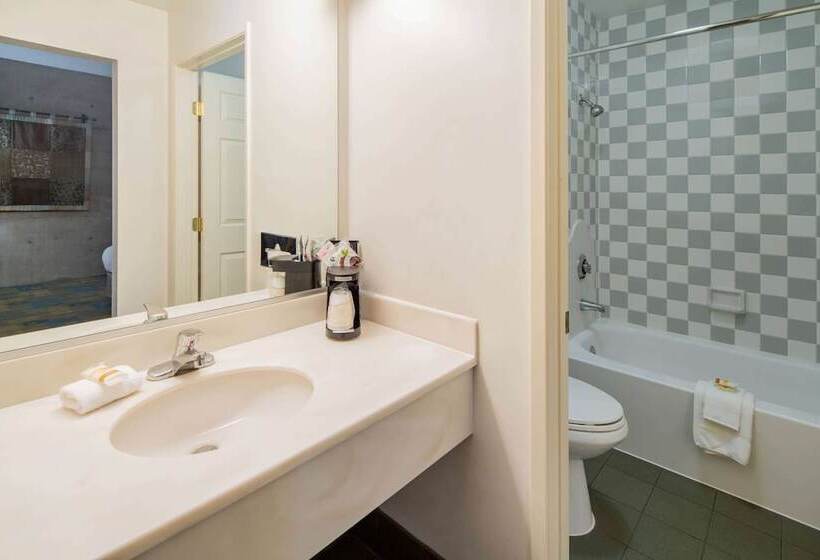 Номер Executive, La Quinta Inn & Suites By Wyndham Irvine Spectrum