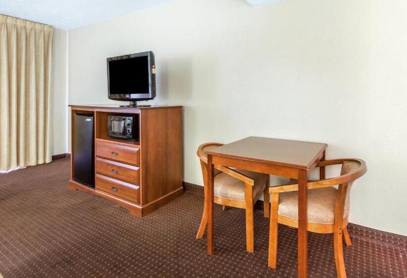 适合残疾人士使用的带超级大床的标准间, Quality Inn & Suites At Dollywood Lane