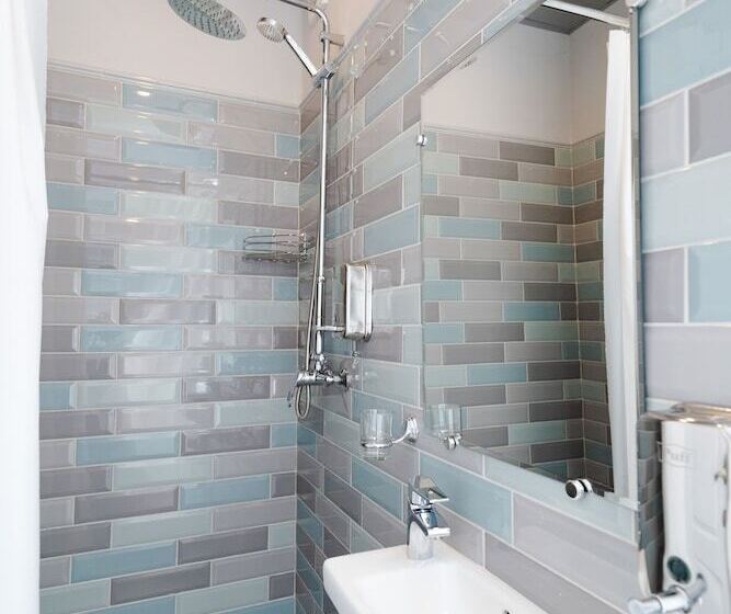 اتاق استاندارد با سرویس بهداشتی مشترک, Forrest House