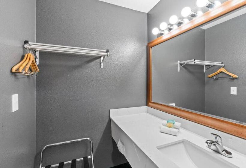 스탠다드 룸 킹사이즈 침대, Basecamp Puyallup A Travelodge By Wyndham