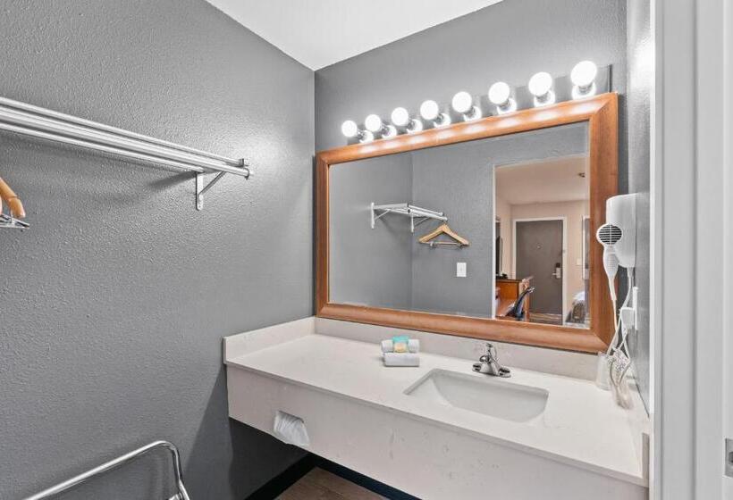 스탠다드 스튜디오 킹침대, Basecamp Puyallup A Travelodge By Wyndham