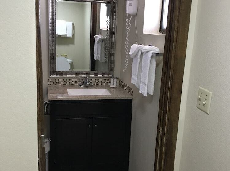 Номер Deluxe, Motel In The Pines