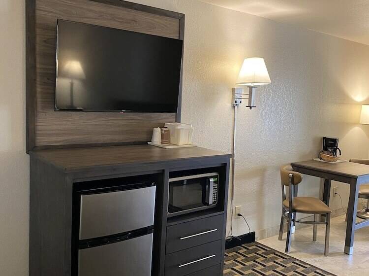 Номер Deluxe, Motel In The Pines