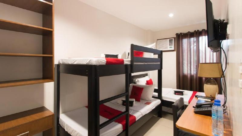 Quarto Triplo Estandar, Reddoorz Plus @ Diola Villamonte Bacolod
