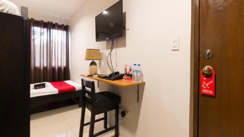 Quarto Triplo Estandar, Reddoorz Plus @ Diola Villamonte Bacolod