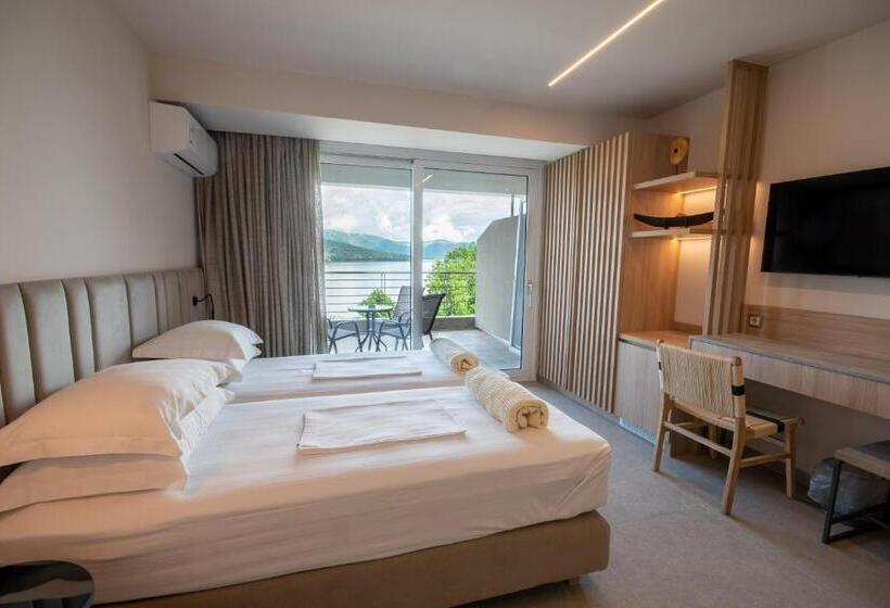 سوییت جونیور, Paralimnio Suites