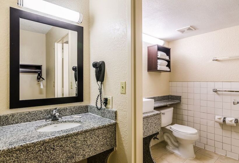 اتاق لوکس, Red Roof Inn Plus+ Wichita East