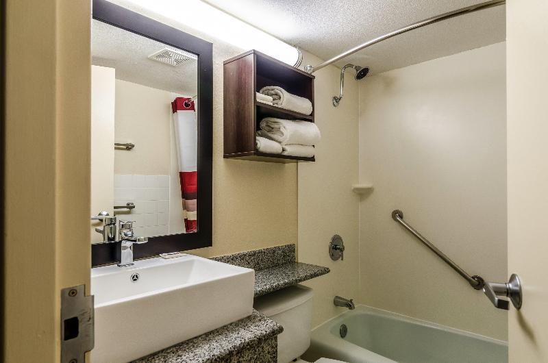 اتاق سوپریور با تخت بزرگ, Red Roof Inn Plus+ Wichita East
