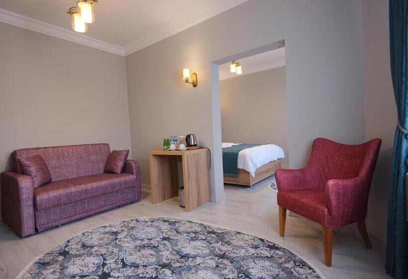 Family Suite, Acar