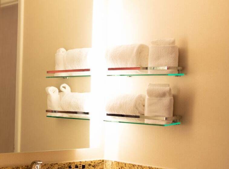Люкс Deluxe 2 Спальни, Hawthorn Suites By Wyndham Erie