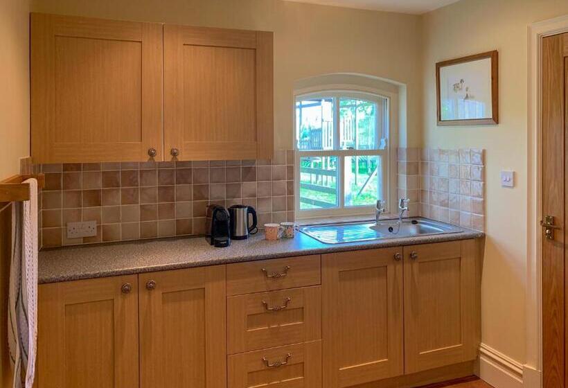 استودیوی لوکس, Hollies Farm B&b