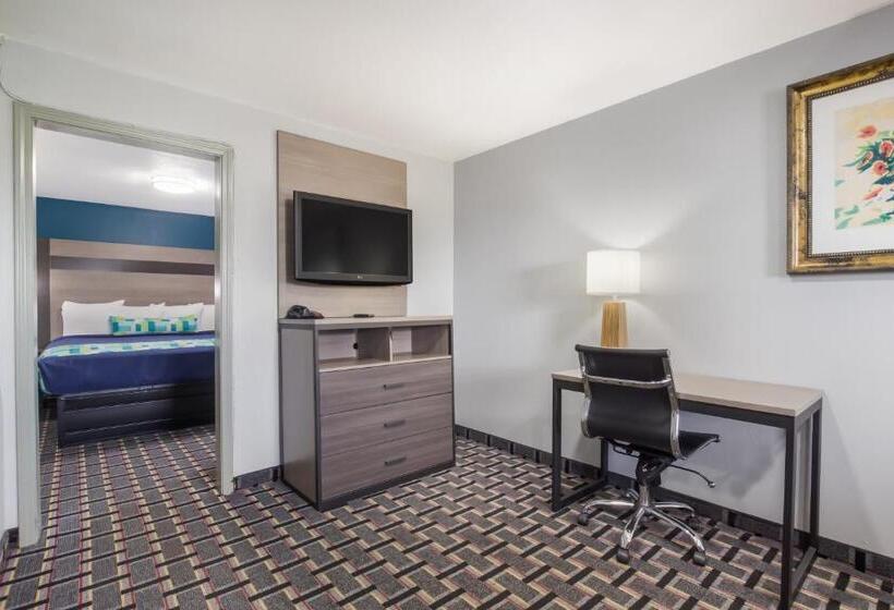 Люкс Кровать Кинг, Knights Inn And Suites Salem