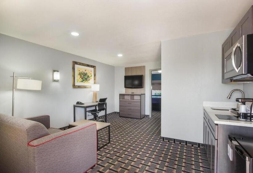 Люкс Кровать Кинг, Knights Inn And Suites Salem