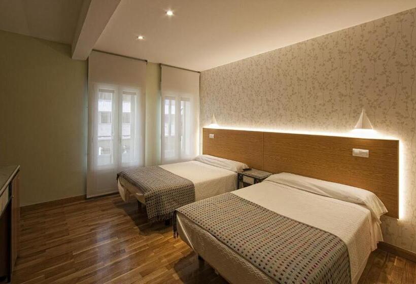 Номер Стандарт Трехместный, Hostal Bezana