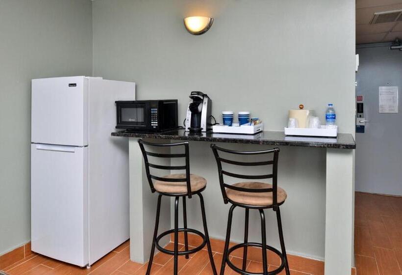 스위트 킹사이즈 침대, Four Points By Sheraton Virginia Beach Oceanfront