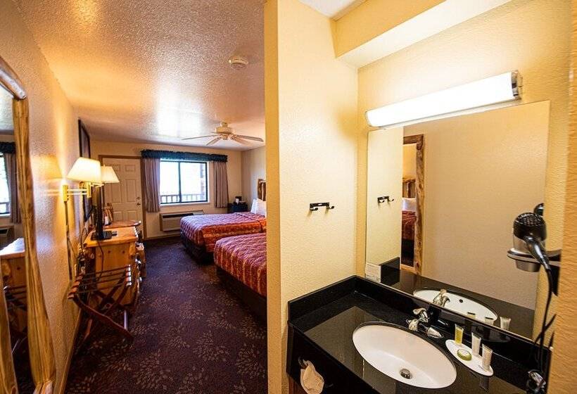 Номер Стандарт 2 Двуспальные Кровати, Super 8 By Wyndham Bridgeview Of Mackinaw City