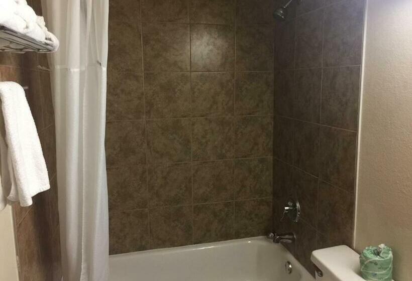 Люкс Deluxe Кровать Кинг, Super 8 By Wyndham Canton/livonia Area