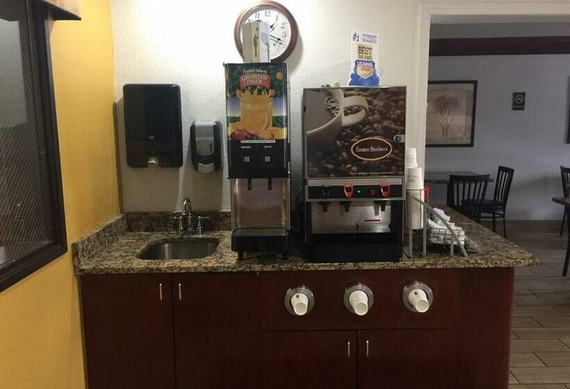 Люкс Deluxe Кровать Кинг, Super 8 By Wyndham Canton/livonia Area