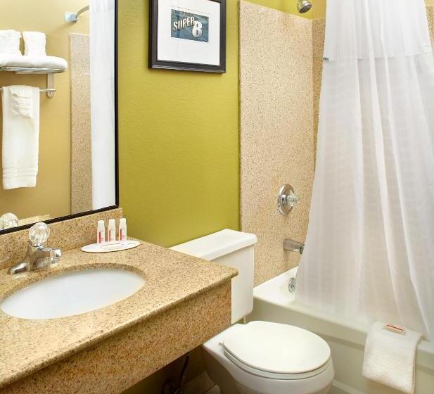 Номер Стандарт Адаптированный для Инвалидов, Super 8 By Wyndham St. Clairsville Oh/wheeling Wv Area