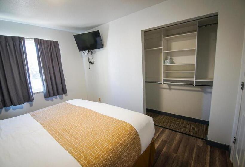 キングサイズベッドのスイートルーム, Travelodge By Wyndham Colorado Springs Airport/peterson Afb