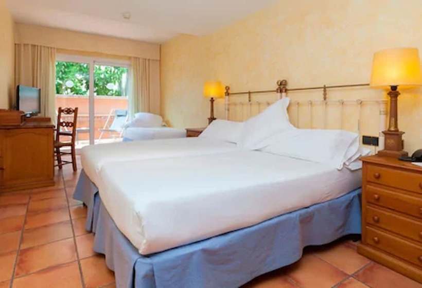 Quarto Triplo Estandar com Sacada, Vila De Tossa