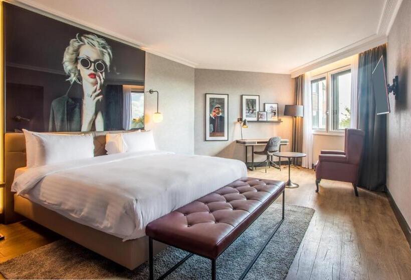 Executive Suite, Radisson Red  London Heathrow