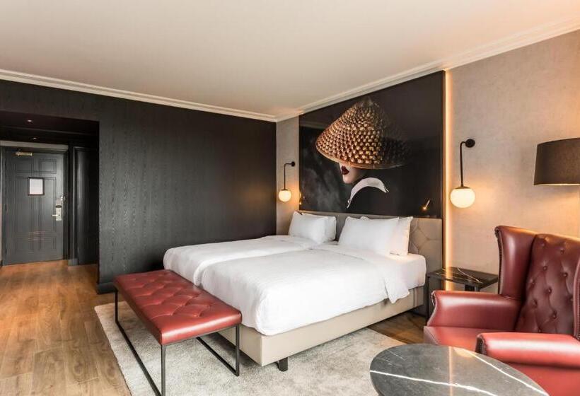 Family Room, Radisson Red  London Heathrow