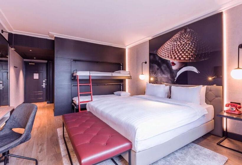 Family Room, Radisson Red  London Heathrow