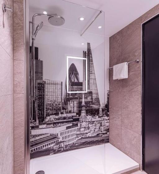 Superior Room with Views, Radisson Red  London Heathrow