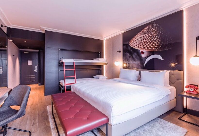 Superior Room with Views, Radisson Red  London Heathrow