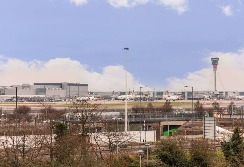 Superior Room with Views, Radisson Red  London Heathrow
